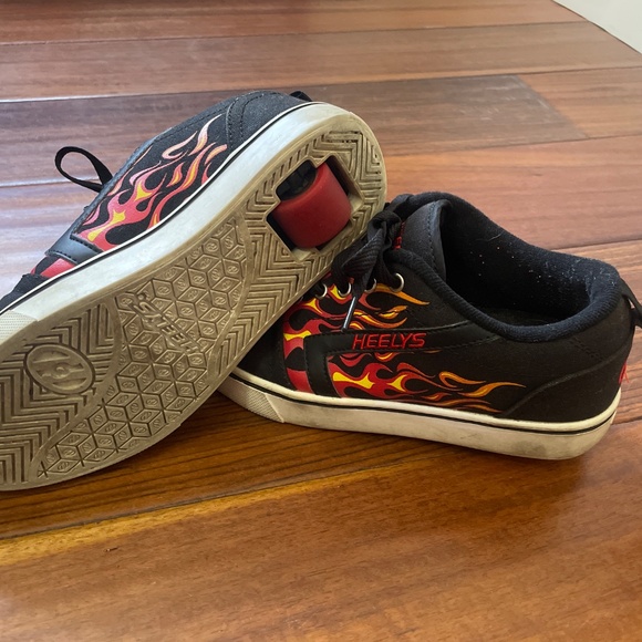 Black heelys with red flames - Picture 4 of 4